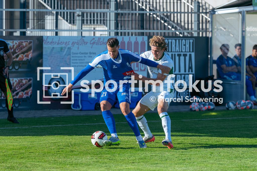 SSVg Velbert 02 – Borussia Mönchengladbach | Luca Köbele (SSVg Velbert 02) und Hugo Bolin (Borussia Mönchengladbach) im Zweikampf. Testspiel zwischen der SSVg Velbert 02 und Borussia Mönchengladbach in Velbert, 12.08.2026. Endstand: 0:8. sportimfokus / Marcel Schwering - Realisiert mit Pictrs.com