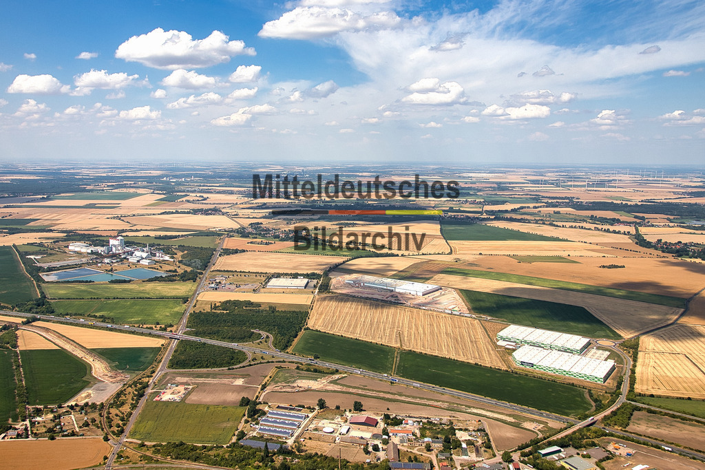19_Könnern_2878 | Professionelle Luftaufnahme eines Industrie- oder Gewerbestandortes in Sachsen-Anhalt. Die Aufnahme entstand bei einem Fotoflug mit dem Tragschrauber oder der Drohne und dokumentiert Unternehmen, Gewerbeflächen und wirtschaftliche Infrastruktur aus der Vogelperspektive. Das Luftbild steht für redaktionelle und kommerzielle Nutzungen sowie als hochwertiger Wanddruck zur Verfügung. - Realisiert mit Pictrs.com