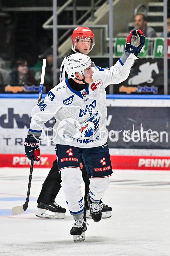 Augsburger Panther - Adler Mannheim | Jubel der Adler nach dem Treffer zum 5-3 durch Justin SCHÜTZ (Adler Mannheim 73) / Tor / Torschuetze / Freude / Happy / DEL: Augsburger Panther - Adler Mannheim; Curt Frenzel Stadion am 14.09.2025