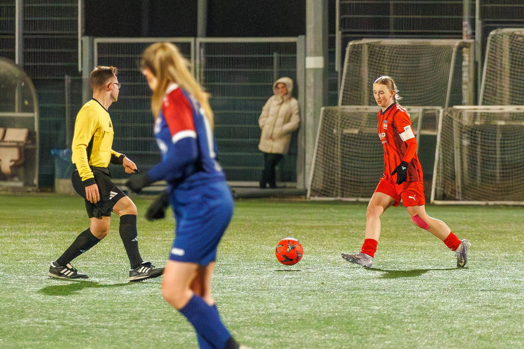 FCHFCE_251121_1546 | 1.FC Heidenheim 1846 II vs. FC Ellwangen II, Fußball, Frauen, Bezirksliga, 2025/2026, 10. Spieltag, 22.11.2025 in Heidenheim, Kunstrasen b. Voith-Arena West, Flutlichtspiel(Foto: Michael Bulling) - Realisiert mit Pictrs.com
