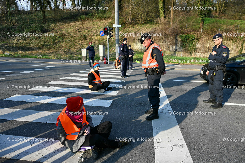  Klimagegner Linz Waldeggstrasse_ Klimakleber_ 20.03.2023-61 | 20.03.2023, Linz, AUT, Klimagegner Linz Klimakleber, im Bild Klimagegner kleben auf der Strasse, Linz Waldeggstrasse, Polizei, Verkehr, Zebrastreifen, Fussgaengeruebergang, Transparent, Demo, Klimawandel