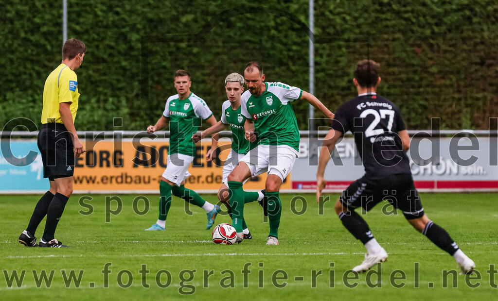 2023-08-09_023_FC_Schwaig_gegen_TuS_Geretsried | Deutschland, 09.08.2023:
Fußball, Landesliga Südost 2023 / 2024, 5. Spieltag, FC Schwaig gegen TuS Geretsried, Endergebnis: 4:1

Schiedsrichter Alexander Stadler, Benjamin Fister (TuS Geretsried, #23)

Foto: Christian Riedel / fotografie-riedel.net