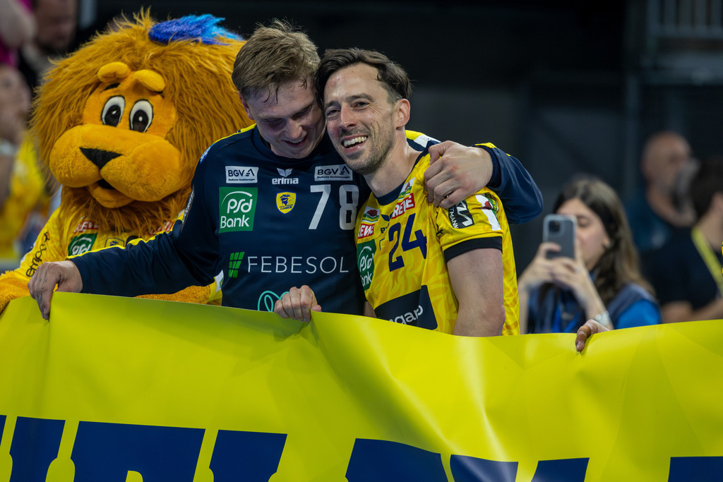 HBL (Handball-Bundesliga), Saison 2025/26, 33. Spieltag: Rhein-Neckar Löwen gegen TSV Hannover-Burgdorf | HBL (Handball-Bundesliga), Saison 2025/26, 33. Spieltag: Rhein-Neckar Löwen gegen TSV Hannover-Burgdorf***Das Team der Rhein-Neckar Löwen bedankt sich mit einem Banner bei den Fans. Hier im Bild Patrick Groetzki und Edwin Aspenbäck - Realisiert mit Pictrs.com