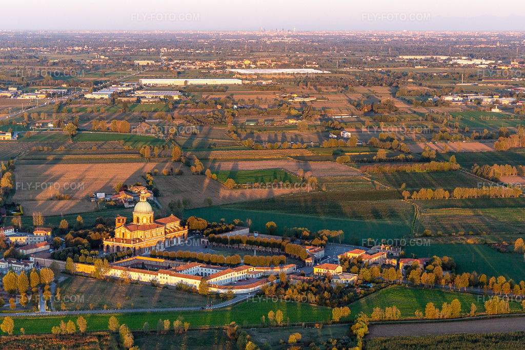 Aerial view: Santuario di Caravaggi in the district Santuario di Caravaggio in Caravaggio in the state Bergamo, Italy. – Photo: IMG_134433.jpg taken on 09/19/2022 by Werner Riehm/FLY-FOTO.com – Resolution of the original: 5472 x 3648 px
