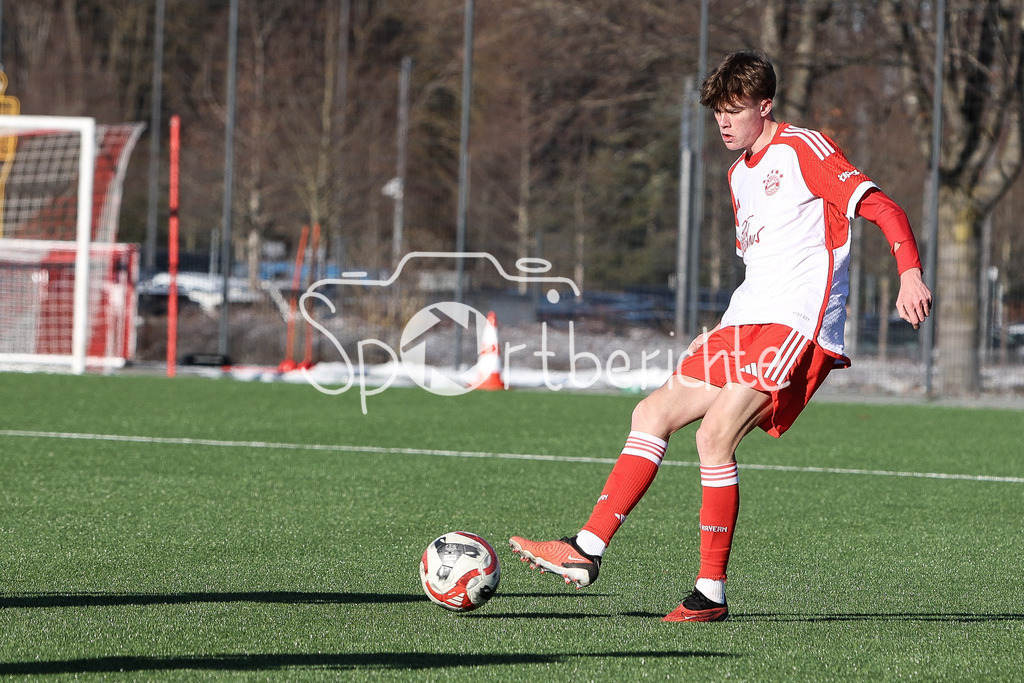 FC Bayern Amateure - SC Austria Lustenau | Jonathan JENSEN (FCB #49) am Ball / Freisteller / Einezlfoto