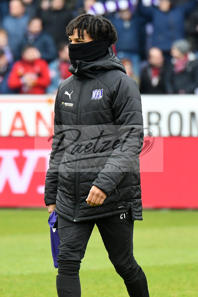 20200208_OSNFCN_0037 | Fußball, Herren: Felix Agu (VfL Osnabrueck) schaut waehrend des Spiels der 2. Bundesliga zwischen VfL Osnabrueck und 1. FC Nuernberg im Stadion an der Bremer Bruecke am 08.02.2020 in Osnabrueck, Deutschland.DFB / DFL REGULATIONS PROHIBIT ANY USE OF PHOTOGRAPHS AS IMAGE SEQUENCES AND/OR QUASI-VIDEO. - Realisiert mit Pictrs.com