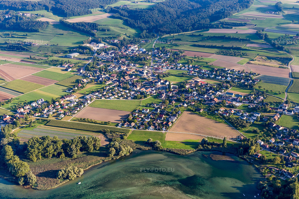 Vue aérienne: Les rives du Rhin à Eschenz dans le département Thurgovie, Suisse. Photo: IMG_094322.jpg prise le 27/08/2016 par Werner Riehm/FLY-FOTO.eu – Résolution de l'original: 5472 x 3648 px