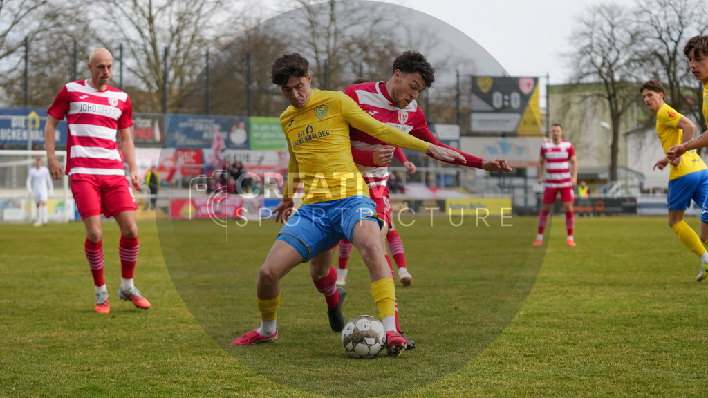 Fußball, Herren, Saison 2025/2026, Regionalliga Nordost, 26. Spieltag, FSV 63 Luckenwalde vs. Greifswalder FC, Samstag 14.03.2026, Werner-Seelenbinder-Stadion Luckenwalde, | Fußball, Herren, Saison 2025/2026, Regionalliga Nordost, 26. Spieltag, FSV 63 Luckenwalde vs. Greifswalder FC, Samstag 14.03.2026, Werner-Seelenbinder-Stadion Luckenwalde, Im Bild: Mike Bachmann (l. Luckenwalde) und Jannis Farr (r. Greifswald) - Realisiert mit Pictrs.com