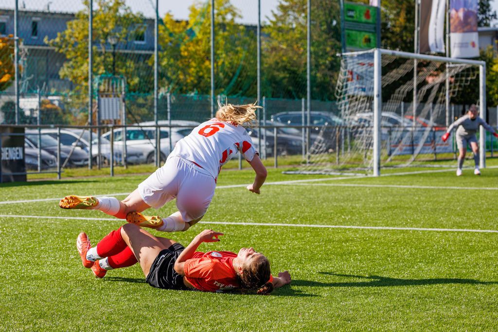 FCHHÜT_251003_4024 | 1.FC Heidenheim 1846 II vs. TSV Hüttlingen, Fußball, Frauen, Bezirkspokal, 2025/2026, 1.Runde, 03.10.2025 in Mergelstetten, Sportplatz 2(Foto: Michael Bulling) - Realisiert mit Pictrs.com