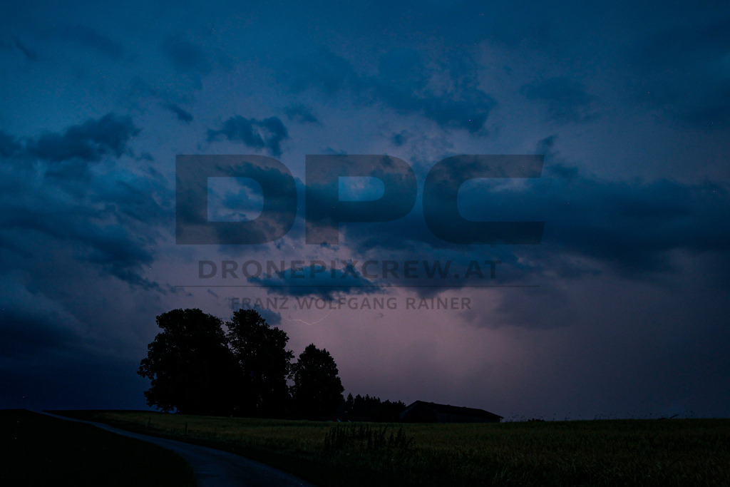 Blitze und Unwetter | Dramatische Gewitterstimmung mit Blitzen am Nachthimmel. Dunkle Wolken und intensive Lichtstimmungen zeigen die Kraft eines herannahenden Unwetters in eindrucksvoller Atmosphäre. - Realisiert mit Pictrs.com