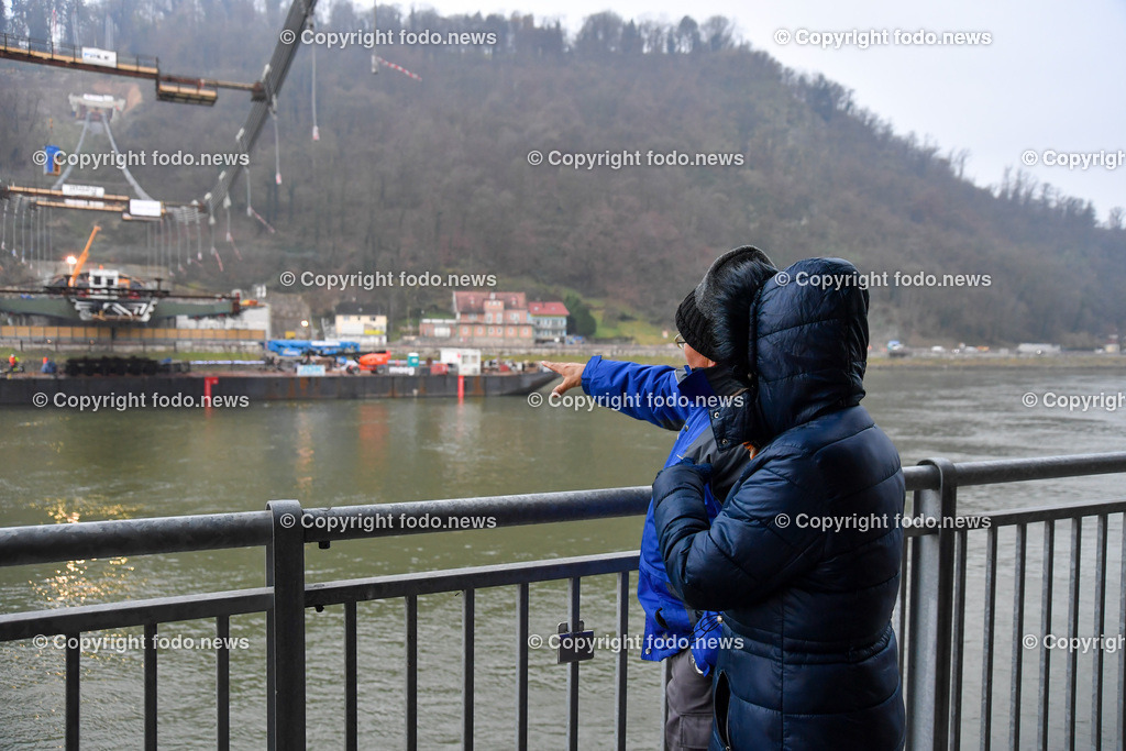 Westring A26_ erster Brueckenteil Westringbruecke_ 01.12.2022-18 | 01.12.2022, Westring A26, AUT, Westring A26, erster Brueckenteil Westringbruecke, im Bild Transportschiff mit Brueckenteil auf der Donau, Schaulustige, Zuschauer, Zaungaeste