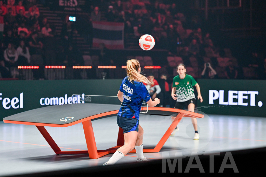 _DWI5694 | Anna Iszak vs Carolyn Greco beim Frauen- Single  Ungarn vs. USA bei der Teqball Weltmeisterschaft 2022 in der Kia Metropole Arena. Nürnberg, 27.11.2022 - Realisiert mit Pictrs.com