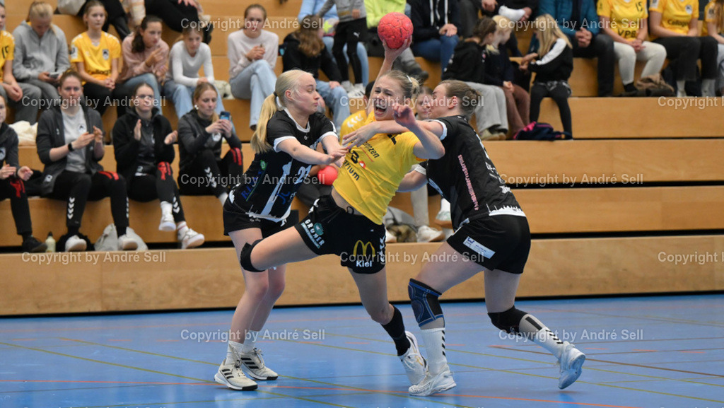 TSV Altenholz vs Berliner TSC | Thabea Kautz (TSVA #22) / Lilli Verworn (BTSC #21) &amp; Nora Rohde (BTSC #19) - Handball 3. Liga Nord Frauen 2024/2025 / TSV Altenholz vs Berliner TSC / Edgar-Meschkat-Halle / Altenholz / 02.11.24 - Realisiert mit Pictrs.com