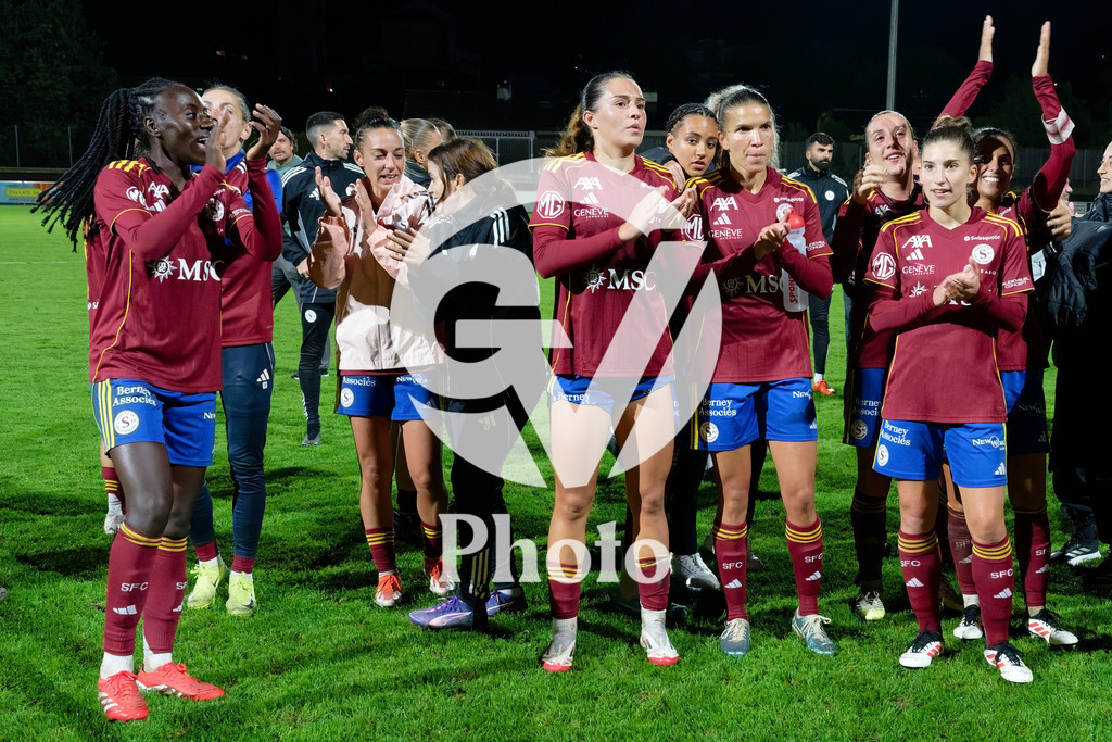 DZ9_5384_c | Switzerland: AXA Womens Super League 2025/26, Servette FC Chenois Feminin vs FC Aarau Frauen - Stade des Trois-Chene, Chene-Bourge: Servette FC Chenois Feminin thanks the fans
