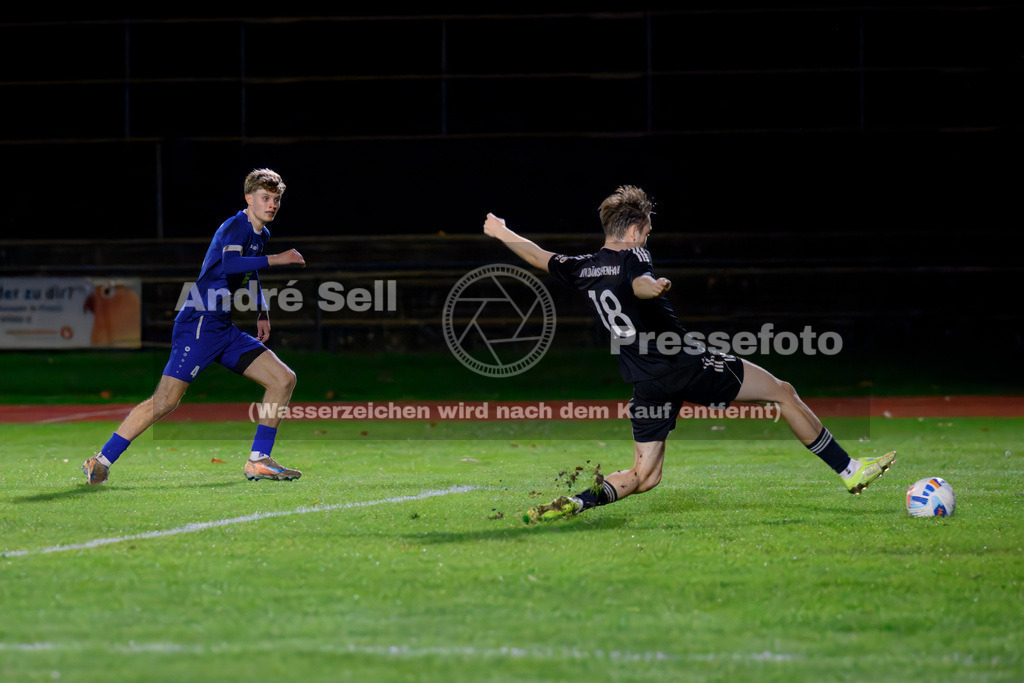 Preetzer TSV vs MTV Dänischenhagen | Nachdem Enno Schulze (Preetz #4) den Torwart umspielt hat, kann auch Max Benninghoff (Dänischenhagen #18) das 1-0 nicht mehr verhindern / Fußball-Verbandsliga Ost Männer 2026/2027 / Preetzer TSV vs MTV Dänischenhagen / Jahnplatz / Preetz / 16.10.26 - Realisiert mit Pictrs.com