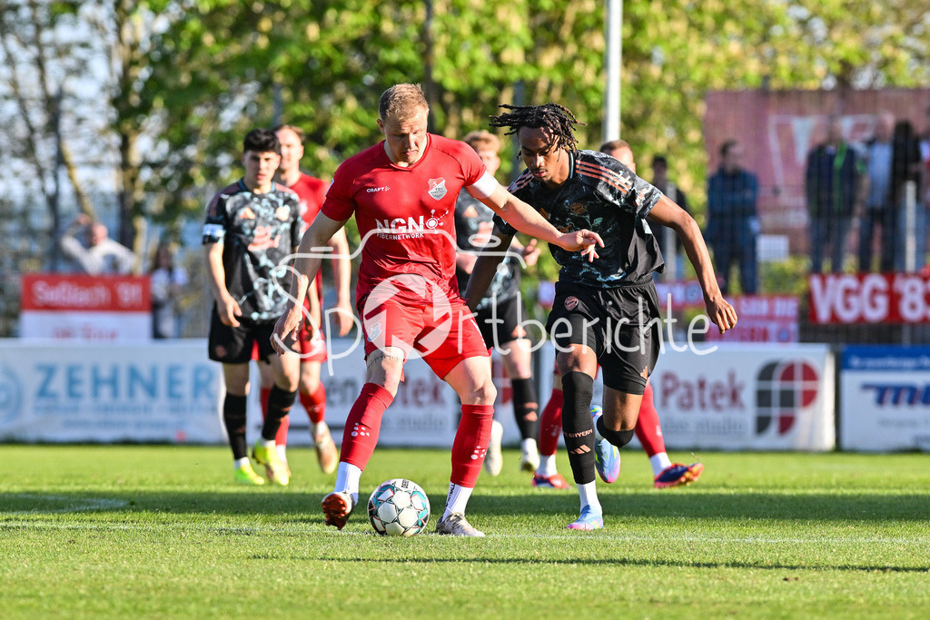 TSV Aubstadt - FC Bayern Amateure | im Duell Steffen BEHR (TSV Aubstadt 16) und Jonah Daniel KUSI-ASARE (FC Bayern München II #9) / Zweikampf / Regionalliga Bayern: TSV Aubstadt - FC Bayern Muenchen II, NGN-Arena am 23.04.2025