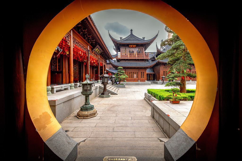 0Y9A8603-Verbessert-RR-Bearbeitet Kopie | Das Bild zeigt einen Blick in den ruhigen Innenhof des berühmten Jadebuddha-Tempels in Shanghai, China.Der Tempel liegt im Bezirk Jing'an in Shanghai.Er gehört zu den bekanntesten buddhistischen Tempeln der Stadt.Er ist bis heute ein aktiver Ort für den Glauben - Realisiert mit Pictrs.com