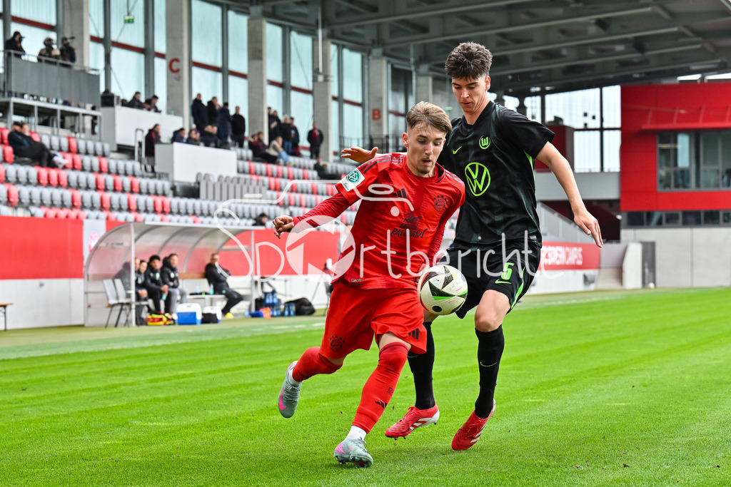 FC Bayern München U19 - VfL Wolfsburg U19 | im Duell Lennart KARL (FCB #7) und Amar IBRISIMOVIC (VfL Wolfsburg U19 5) / Zweikampf / U19 DFB Nachwuchsliga Endrunde: FC Bayern Muenchen - VfL Wolfsburg, FC Bayern Campus am 26.04.2025