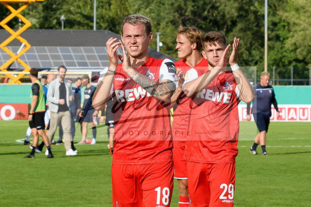 JENKOE20210808_108 | Fussball, Herren: Ondrej Duda (1. FC Koeln) und Jan Thielmann (1. FC Koeln) gestikulieren beim Spiel der 1. Runde im DFB-Pokal zwischen FC Carl Zeiss Jena und 1. FC Koeln im Ernst-Abbe-Sportfeld am 08.08.2021 in Jena, Deutschland.DFB / DFL REGULATIONS PROHIBIT ANY USE OF PHOTOGRAPHS AS IMAGE SEQUENCES AND/OR QUASI-VIDEO. - Realisiert mit Pictrs.com