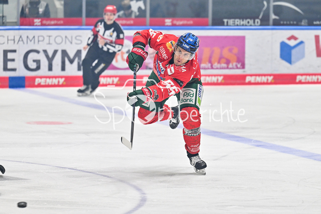 Augsburger Panther - Iserlohn Roosters | AUGSBURG, GERMANY - 06. JANUARY: am Puck Ryan BUTTON (Augsburger Panther 55) / Einzelfoto / Freisteller während dem Match zwischen den Augsburger Panthern und den Iserlohn Roosters am 37. Spieltag der Penny DEL im Curt Frenzel Stadion