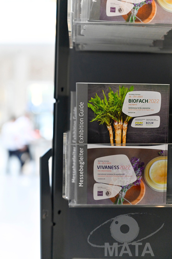 _DW03365 | Das Herz der internationalen Bio-Branche schlug vom 26.–29.07.2022 für vier Tage in Nürnberg. Die BIOFACH, Weltleitmesse für Bio-Lebensmittel, und die VIVANESS, Internationale Fachmesse für Naturkosmetik, meldet sich mit der einmaligen „Summer Edition“ zurück. Groß war die Wiedersehensfreude der über 24.000 Fachbesucher aus 137 Ländern. Im Fokus: Der persönliche Austausch, Networking und vertiefte Gespräche zu den Themen der Zeit. Aber auch: Neuheiten und Trends entdecken und eintauchen mit allen Sinnen in die Produktvielfalt der 2.276 Aussteller aus 94 Ländern. Nürnberg, 29.07.2022 - Realisiert mit Pictrs.com