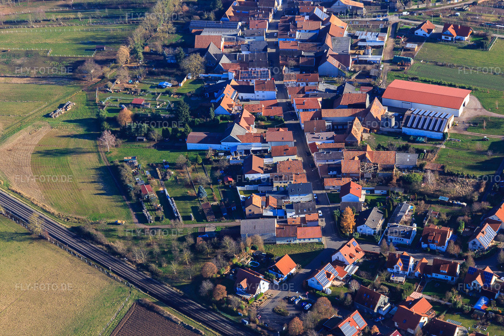Luftbild: Obergasse in Steinweiler im Bundesland Rheinland-Pfalz in Deutschland. Foto: IMG_095864.jpg vom 03.12.2016 durch Werner Riehm/FLY-FOTO.de