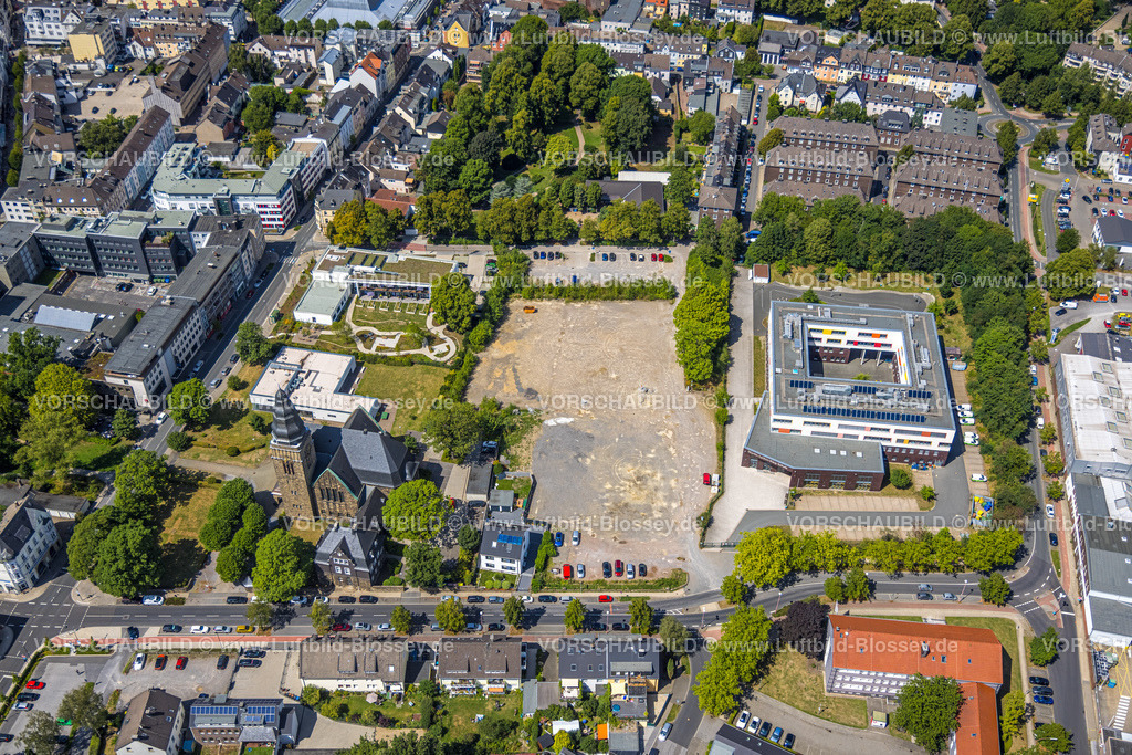 Velbert220803310 | Luftbild, Martin-Luther-King-Schule, evang. Christuskirche, Neubau Hospizzentrum Niederberg - Ulrich Müllenbach Haus, Velbert, Ruhrgebiet, Nordrhein-Westfalen, Deutschland