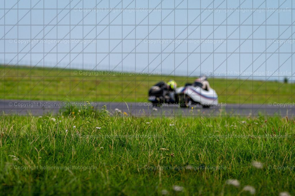 Renngespann | Foto vom 3. Classic Motor Weekend 18. - 20. August 2023 auf dem Flugplatz in Obermehler - Realisiert mit Pictrs.com