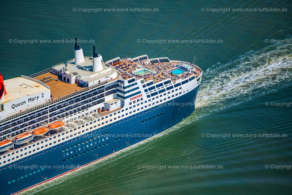 Queen_Mary_2_Kreuzfahrtschiff_ELS_9112150622 | BALJE 15.06.2022 Passagierschiff und Luxusliner- Schiff Queen Mary 2 in voller Fahrt auf der Elbe in Höhe Balje Landkreis Stade. // Passenger ship and luxury liner ship Queen Mary 2 at full speed on the Elbe near Balje in the district of Stade. Foto: Martin Elsen