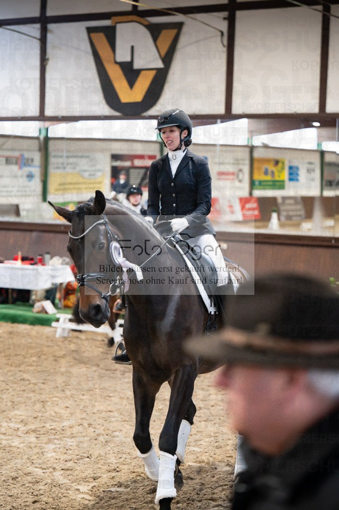 Hallenreittunier Voxtrup 2023 | Entdecke hochwertige Reitturnierfotos von Foto Oger. Professionell, emotional und authentisch – jetzt Lieblingsmomente im Shop bestellen.Deutschlandweite Turnierfotografie. - Realisiert mit Pictrs.com