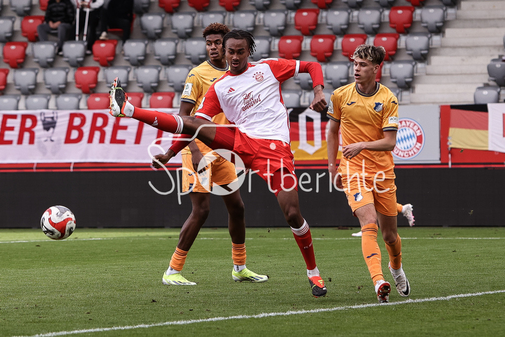 FC Bayern München U19 - TSG 1899 Hoffenheim U19 | Jonah KUSI-ASARE (FCB #9) kommt in dieser Szene nicht an den Ball