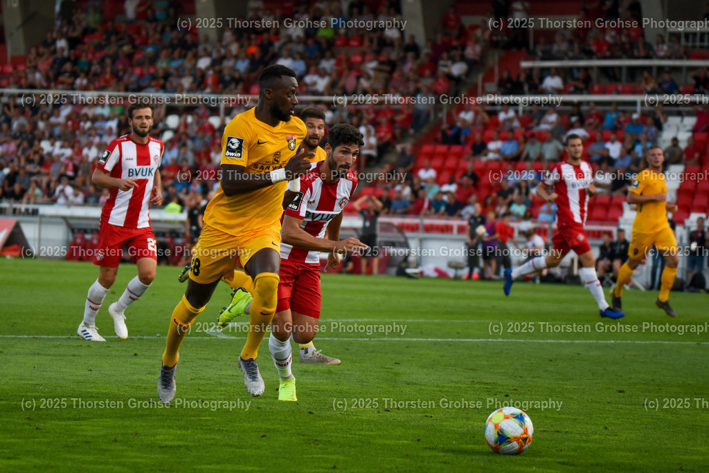 Fussball, 3. Liga, Wuerzburg Kickers vs. SG Sonnenhof Grossaspach, 30.07.2019 | Fussball, 3. Liga, Wuerzburg Kickers vs. SG Sonnenhof Grossaspach, 30.07.2019; in der Flyeralarm ARENA in Wuerzburg, (Deutschland)

Bild:  Dimitry Imbongo Boele 28 (SG Sonnenhof Grossaspach)

DFL REGULATIONS PROHIBIT ANY USE OF PHOTOGRAPHS as IMAGE SEQUENCES and/or QUASI-VIDEO. - Realisiert mit Pictrs.com