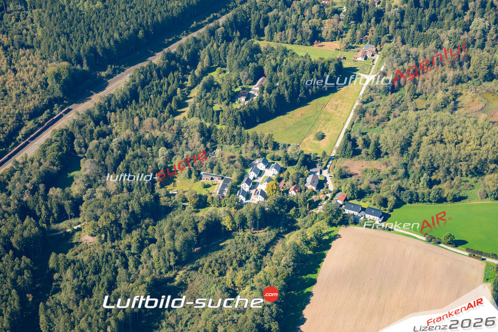 Die Luftaufnahme Moos - Kirchseeon wurde 2021 mittels Flugzeug (keine Drohne) erstellt. Hohe Auflösung -für große Poster und Wandbilder geeignet!