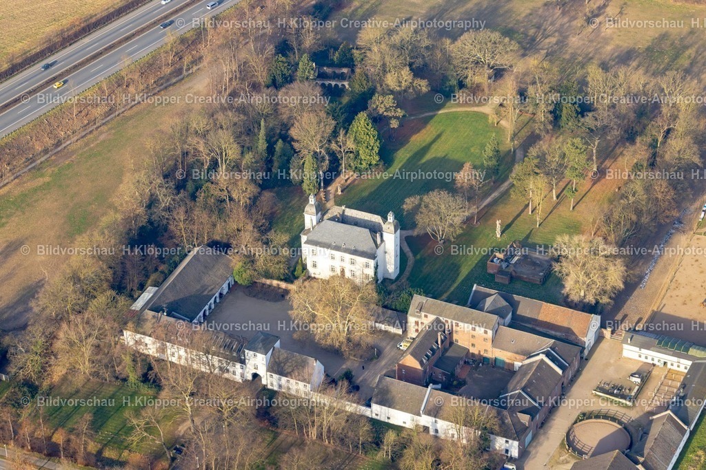 Luftbild Moers-8252 | Luftbildfotografie Luftbild Palais des Schloss " Schloss Lauersfort " an der Straße Torallee im Ortsteil Kapellen in Moers i - Realisiert mit Pictrs.com