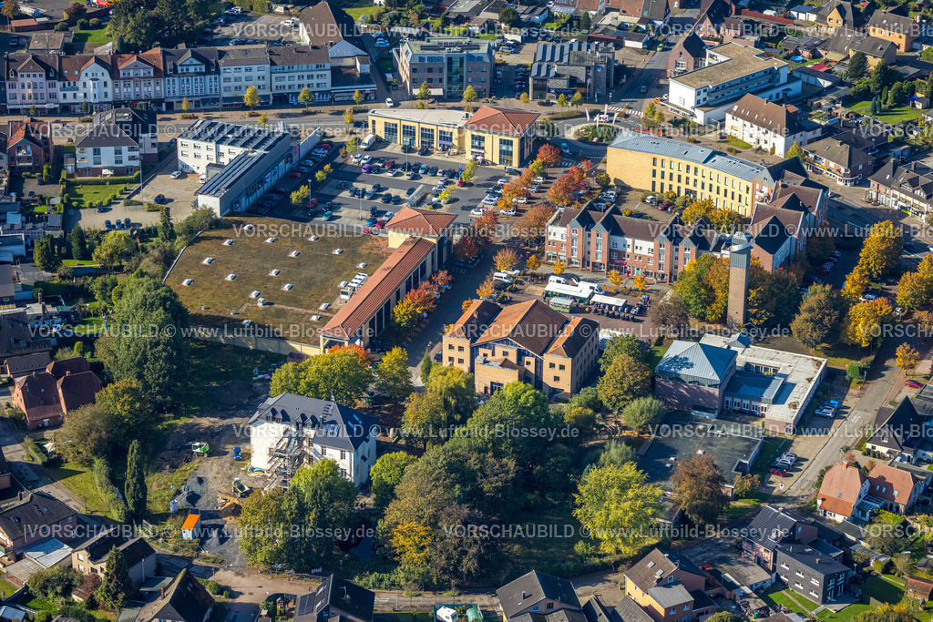 Selm241011512 | Luftbild, Einkaufszentrum Markt Selm, Botzlarstraße, Willy-Brandt-Platz mit Bürgerhaus und Volkshochschule und evang. Kirche am Markt, Selm, Münsterland, Nordrhein-Westfalen, Deutschland