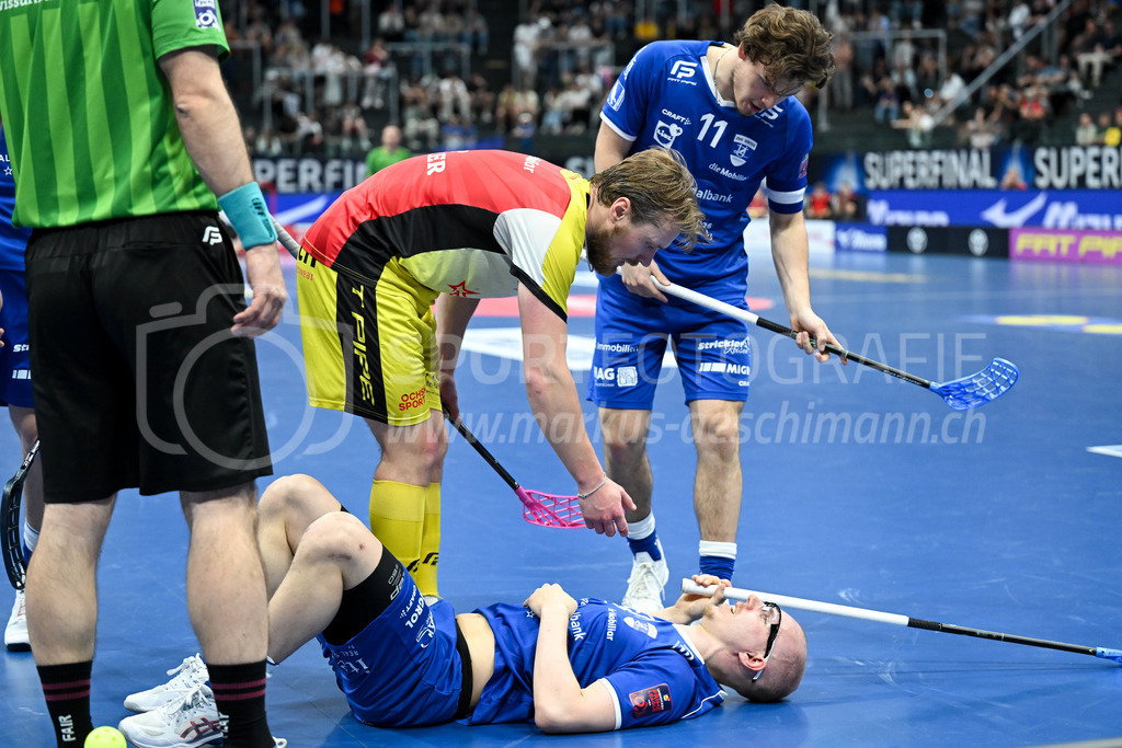 Zug United - HC Rychenberg - 25. April 2026 | Oskar Weissbach (#6 HC Rychenberg Winterthur) und Linus Arnold (#11 Zug United) kümmern sich um Severin Nigg (#19 Zug United) am L-UPL Superfinal-Spiel zwischen Zug United und HC Rychenberg am 25. April 2026 in der BCF Arena, Fribourg, Schweiz.Bild: Sportfotografie Markus Aeschimann | www.markus-aeschimann.ch - Realisiert mit Pictrs.com