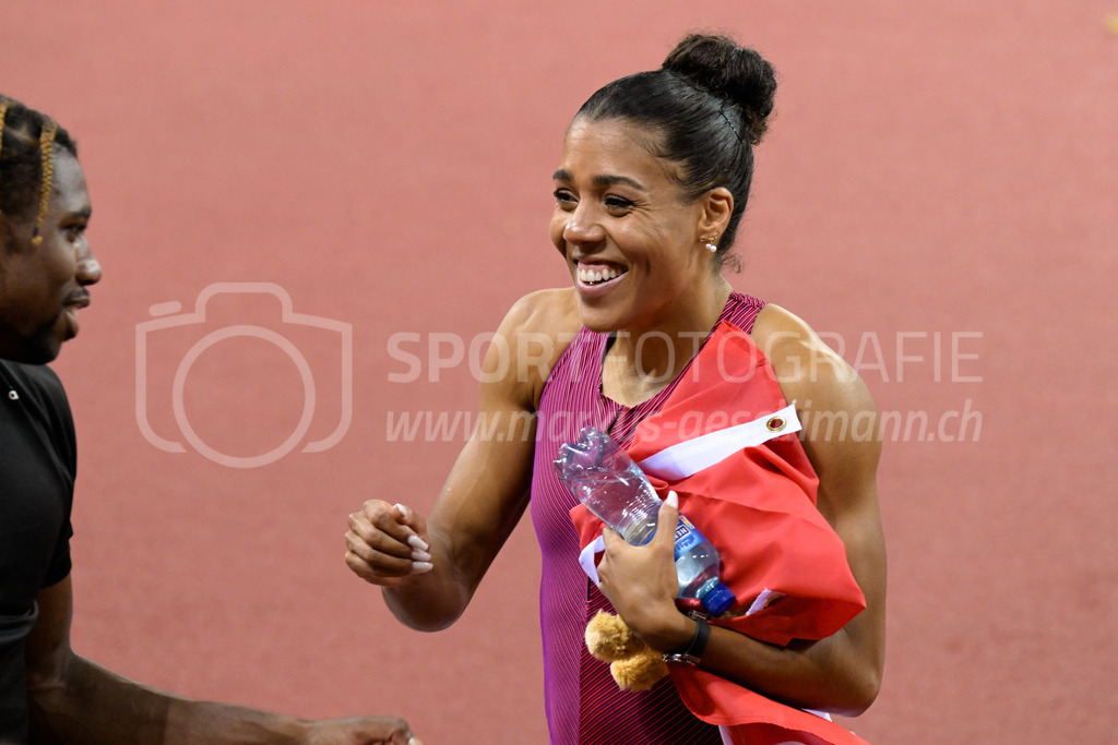 Leichtathletik: Weltklasse Zürich | 08.09.2022, Zürich, Letzigrund, Leichtathletik: Weltklasse Zürich, KAMBUNDJI Mujinga (SUI) nach dem 200m-Lauf. - Realisiert mit Pictrs.com