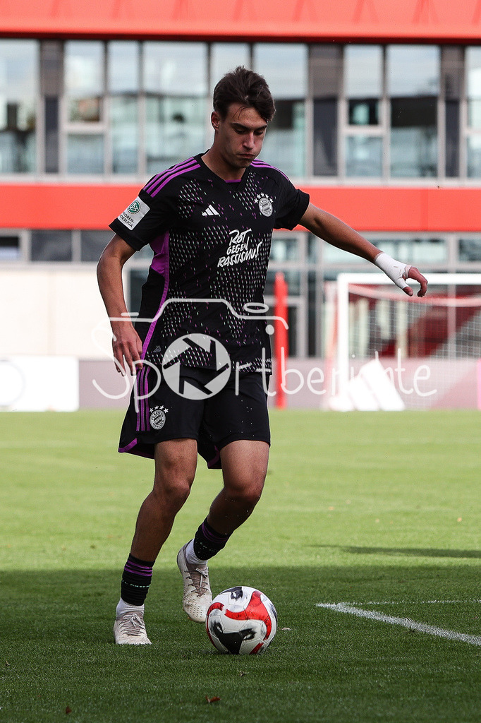 FC Bayern Muenchen U19 - 1. FC Kaiserslautern U19 | Javier FERNANDEZ GONZALEZ (FCB #8) am Ball / Freisteller / Einzelfoto