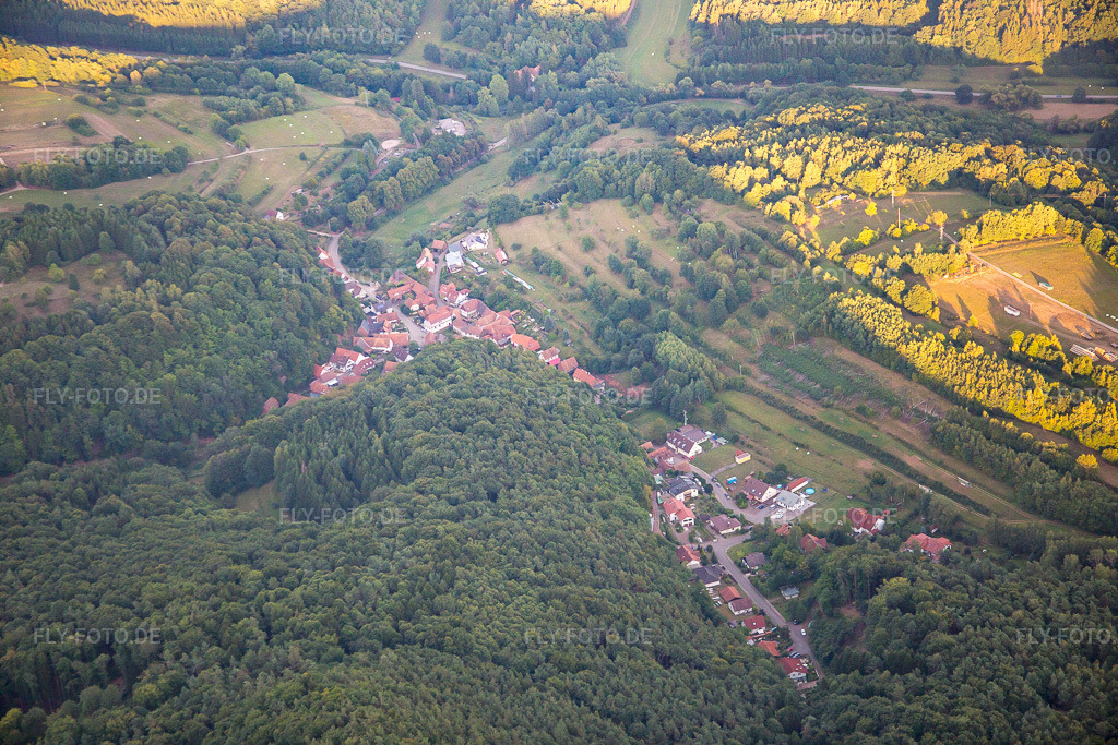 Luftbild: Ortsansicht von Nordwesten in Oberschlettenbach im Bundesland Rheinland-Pfalz in Deutschland. Foto: IMG_084191.jpg vom 29.08.2015 durch Werner Riehm/FLY-FOTO.de