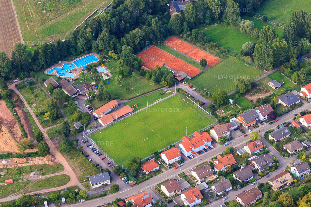 Luftbild: Sportplatz und TSV Fortuna Tennisanlage im Ortsteil Ingenheim in Billigheim-Ingenheim im Bundesland Rheinland-Pfalz in Deutschland. Foto: IMG_44204.jpg vom 17.08.2011 durch Werner Riehm/FLY-FOTO.deAuflösung des Originals: 4198 x 2799 px