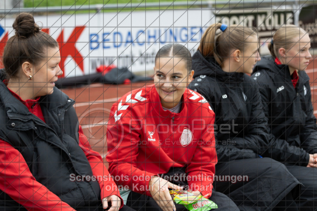 20251012_130752_0192 | #,1.FC Donzdorf (schwarz) vs. VfB Stuttgart II (rot), Fussball, Frauen-Verbandsliga Württemberg, 05. Spieltag, Saison 2025/2026, Rasenplatz Lautertal Stadion, Süßener Straße 16, 73072 Donzdorf, 12.10.2025 - 13:00 Uhr,Foto: PhotoPeet-Sportfotografie/Peter Harich