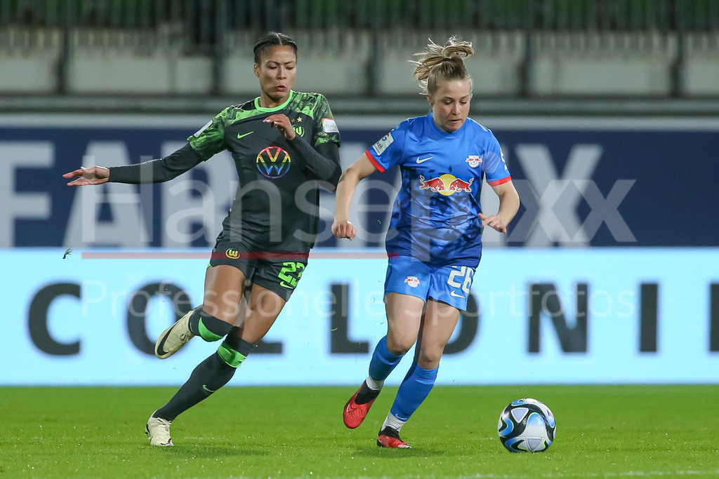 Fussball, Google Pixel Frauen-Bundesliga, VfL Wolfsburg - RB Leipzig | v.li.: Sveindis Jonsdottir (VfL Wolfsburg, 23) und Luca Maria Graf (RB Leipzig, 26) im Zweikampf, Duell, Dynamik, Aktion, Action, Spielszene, DIE DFB-RICHTLINIEN UNTERSAGEN JEGLICHE NUTZUNG VON FOTOS ALS SEQUENZBILDER UND/ODER VIDEOÄHNLICHE FOTOSTRECKEN. DFB REGULATIONS PROHIBIT ANY USE OF PHOTOGRAPHS AS IMAGE SEQUENCES AND/OR QUASI-VIDEO.