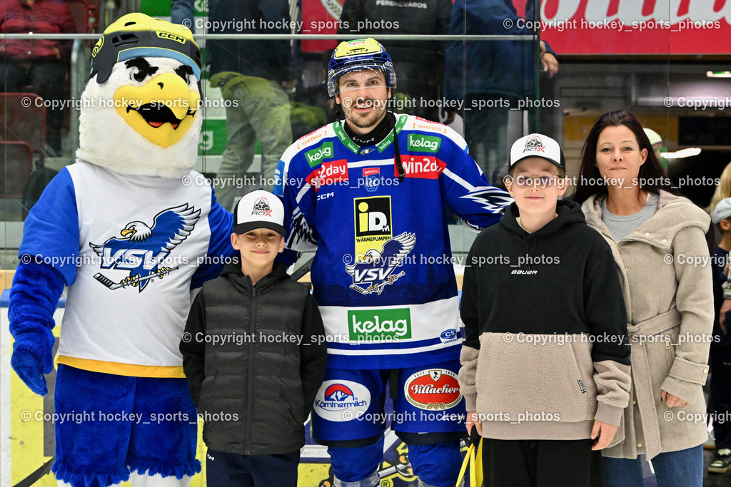 EC IDM WÄRMEPUMPEN VSV vs. FTC-TELEKOM JÉGKORONG | Spieler des Abends, #13 Adam Helewka EC VSV, Maskottchen Villi, EC IDM WÄRMEPUMPEN VSV vs. FTC-TELEKOM JÉGKORONG, EC IDM WÄRMEPUMPEN VSV vs. FTC-TELEKOM JÉGKORONG am 19.10.2025 in Villach (Stadthalle Villach), Austria, (Photo by Bernd Stefan)
