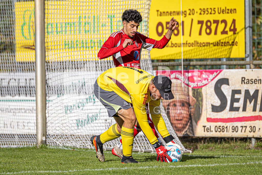 SV Holdenstedt II - Ritz_ Niklas (nimmt Ball vor Mohammad Al Ashkar auf) vs Sperber Veerßen 191025 dlP | immodelaporte-sportfotos - Realisiert mit Pictrs.com