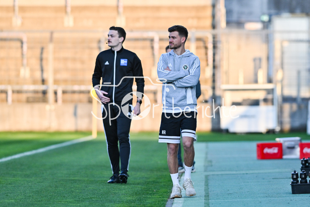 FC Bayern Amateure - SpVgg Ansbach | MUNICH, GERMANY - 17. APRIL: im Bild Niklas REUTELHUBER Trainer SpVgg Ansbach / Einzelfoto / Freisteller während dem Match zwischen den Amateuren des FC Bayern München und der SpVgg Ansbach am 29. Spieltag der Regionalliga Bayern im Grünwalder Stadion