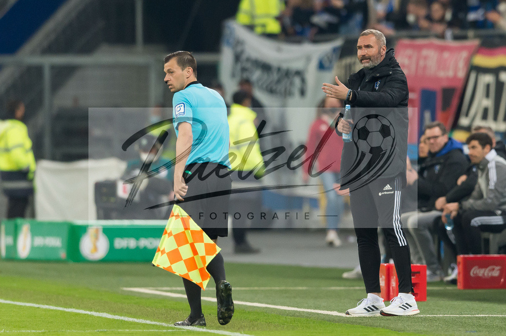 HSVSCF20220419_071 | Fussball, Herren: Trainer Tim Walter (Hamburger SV) gestikuliert, Gestik beim DFB-Pokal-Halbfinalspiel zwischen Hamburger SV und SC Freiburg im Volksparkstadion am 19.04.2022 in Hamburg, Deutschland.DFB / DFL REGULATIONS PROHIBIT ANY USE OF PHOTOGRAPHS AS IMAGE SEQUENCES AND/OR QUASI-VIDEO. - Realisiert mit Pictrs.com