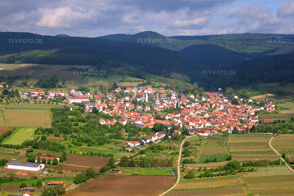 Luftbild: Winzerdorf von Osten im Ortsteil Rechtenbach in Schweigen-Rechtenbach im Bundesland Rheinland-Pfalz in Deutschland. Foto: IMG_57169.jpg vom 18.05.2013 durch Werner Riehm/FLY-FOTO.deAuflösung des Originals: 4752 x 3168 px