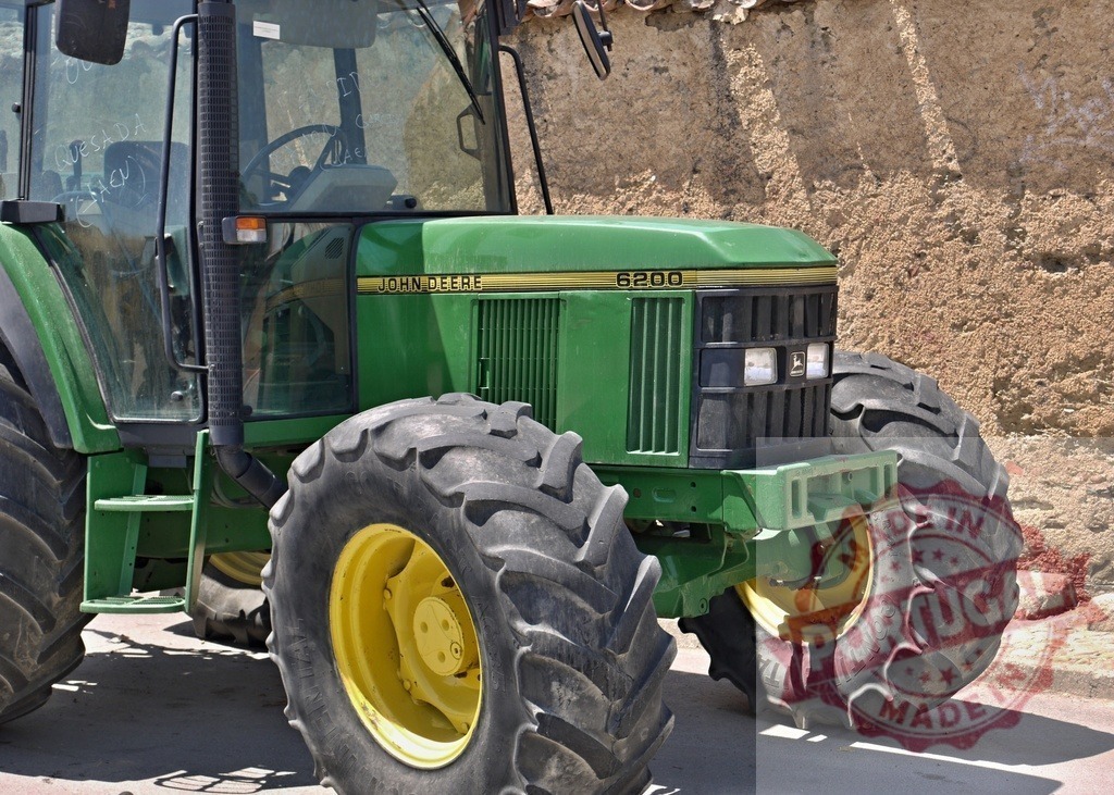 John Deere 6200 tractor displaying agricultural power | Green John Deere 6200 tractor parked outdoors, ready for farming work - Realisiert mit Pictrs.com