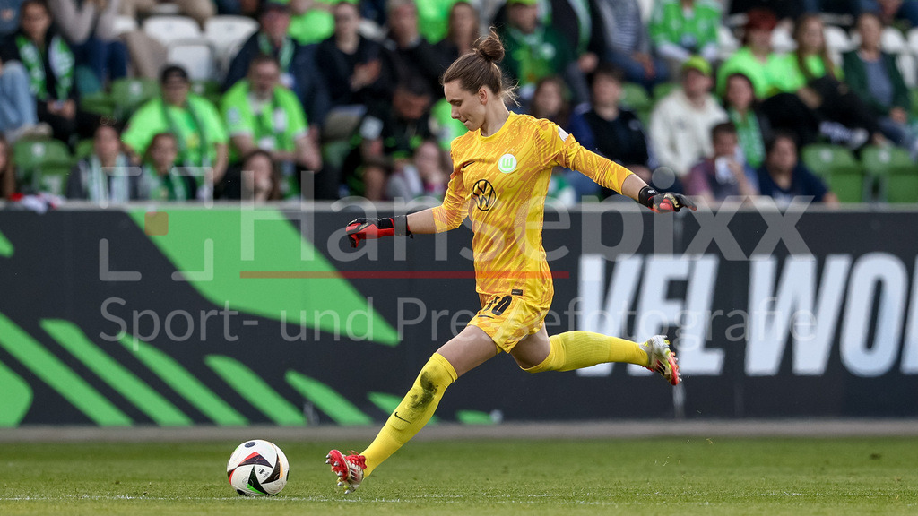Fussball, Google Pixel Frauen-Bundesliga, VfL Wolfsburg - TSG 1899 Hoffenheim | Anneke Borbe (Torhüterin, Torwart, VfL Wolfsburg, 30) am Ball, Freisteller, Einzelbild, Ganzkörper, Aktion, Action, Spielszene, DIE DFB-RICHTLINIEN UNTERSAGEN JEGLICHE NUTZUNG VON FOTOS ALS SEQUENZBILDER UND/ODER VIDEOÄHNLICHE FOTOSTRECKEN. DFB REGULATIONS PROHIBIT ANY USE OF PHOTOGRAPHS AS IMAGE SEQUENCES AND/OR QUASI-VIDEO.