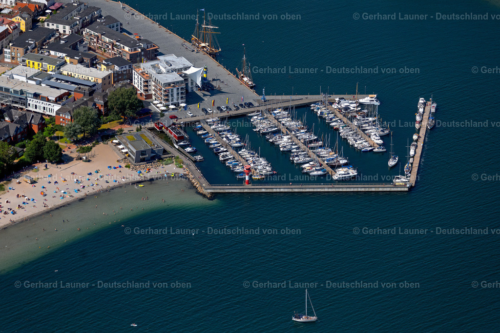 4037893 | ECKERNFöRDE 07.08.2020 Hafenanlagen am Ufer des Hafenbeckens des Stadthafens in Eckernförde im Bundesland Schleswig-Holstein, Deutschland. Weiterführende Informationen bei: Stadt Eckernförde,  im-jaich oHG. // Port facilities on the shores of the harbor of of Stadthafens in Eckernfoerde in the state Schleswig-Holstein, Germany. Further information at: Stadt Eckernfoerde,  im-jaich oHG. Foto: Gerhard Launer